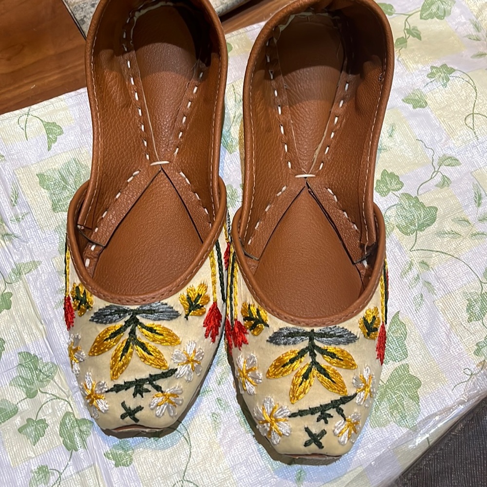 Handmade khussa, thread embroidered, no glued work.
